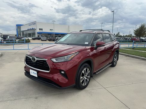 Used 2022 Toyota Highlander XLE FWD image 4