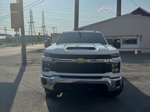 Used 2024 Chevrolet Silverado 2500 LT AWD/4WD image 2
