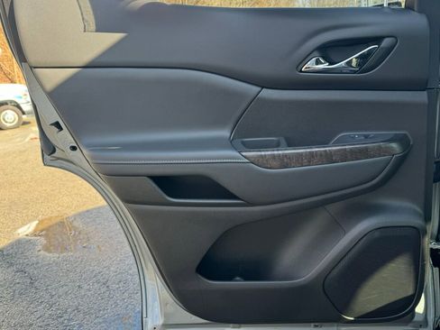 Used 2023 GMC Acadia Denali w/ Denali Technology Package image 16