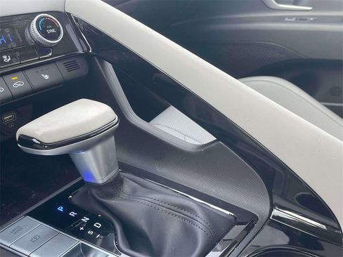 Used 2023 Hyundai Elantra Limited image 31