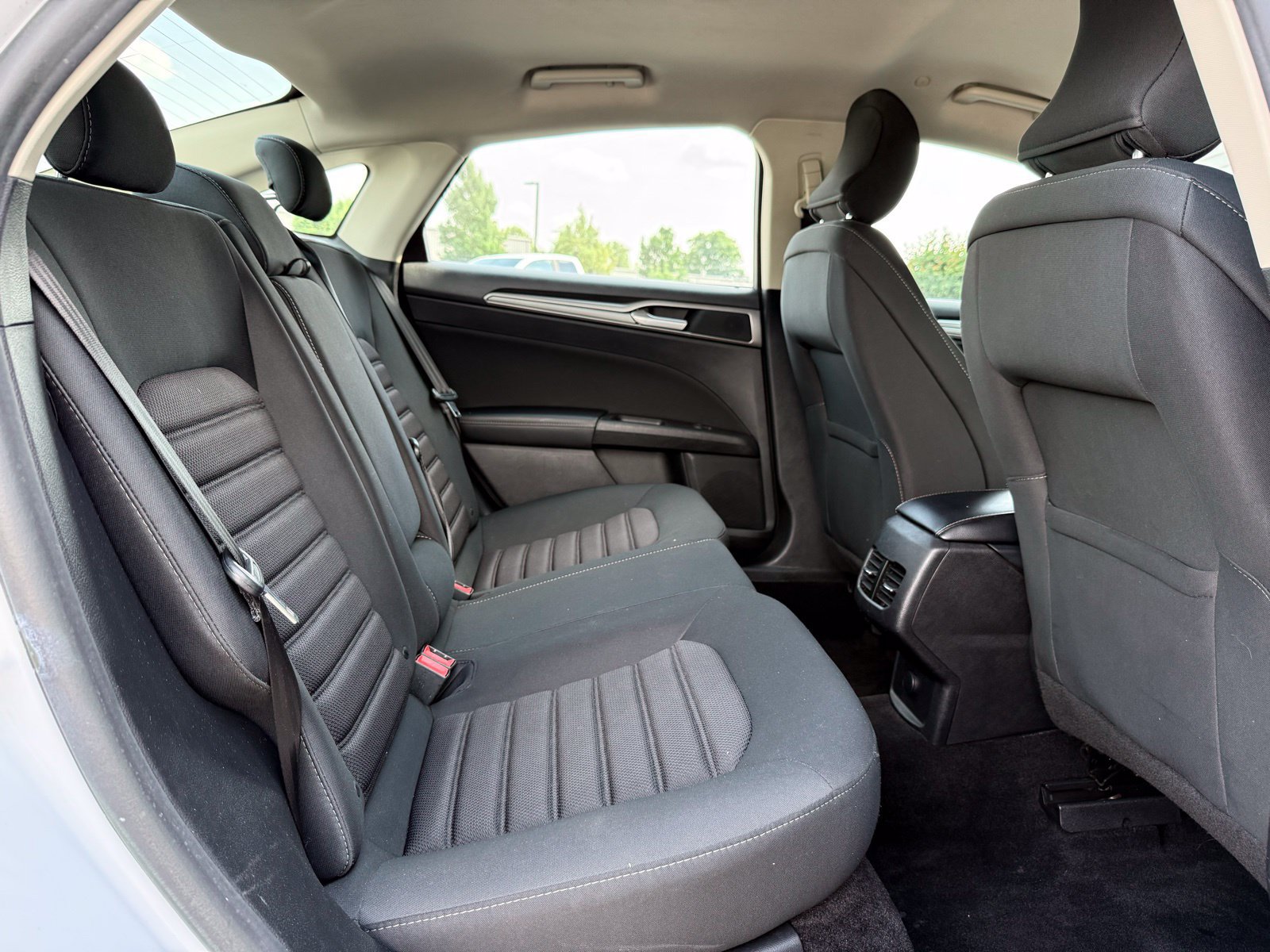 Used 2019 Ford Fusion SE FWD image 14