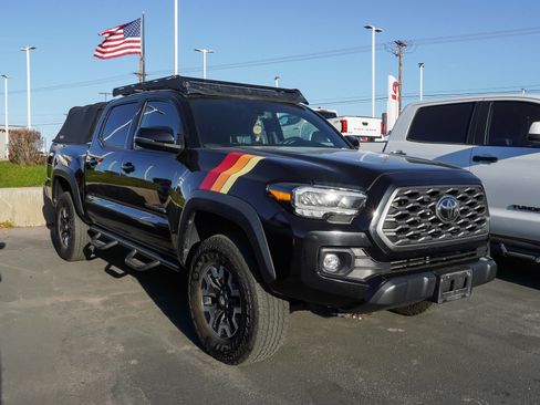 Used 2021 Toyota Tacoma TRD Off-Road w/ Technology Package image 2