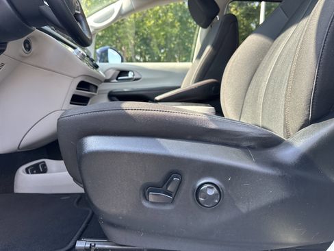 Used 2020 Chrysler Pacifica Touring image 11