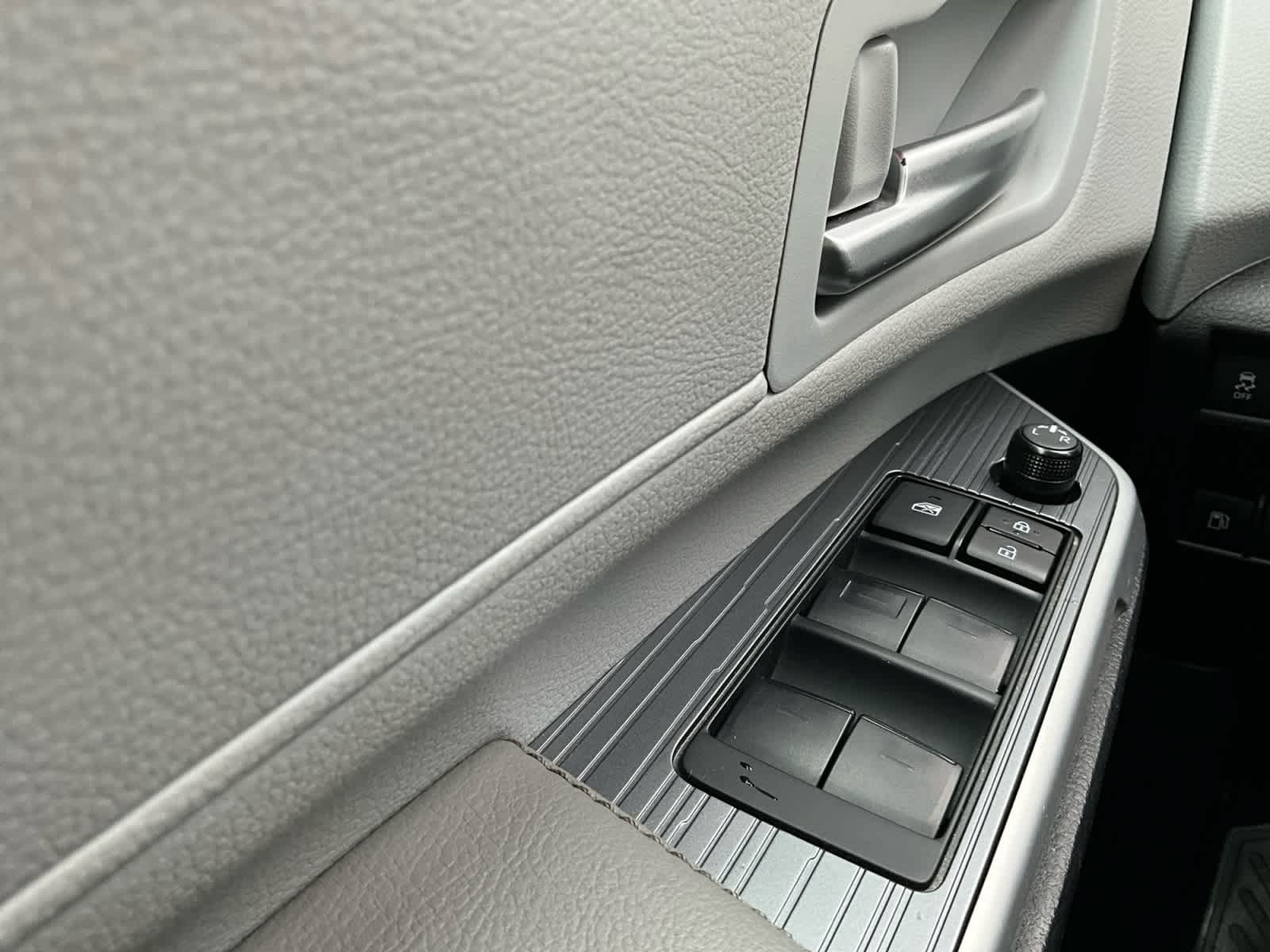 Used 2025 Toyota Sienna XLE FWD image 19