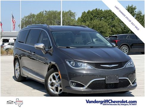 Used 2017 Chrysler Pacifica Limited FWD image 2