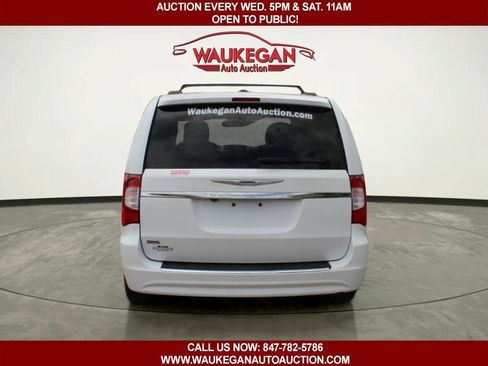 Used 2014 Chrysler Town & Country Touring FWD image 6