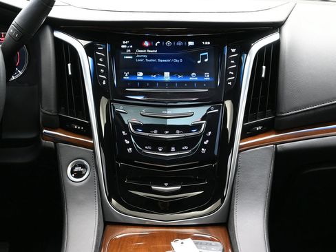 Used 2020 Cadillac Escalade Premium Luxury AWD/4WD image 17