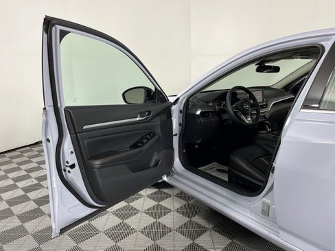 Used 2025 Nissan Altima 2.5 SR FWD image 14
