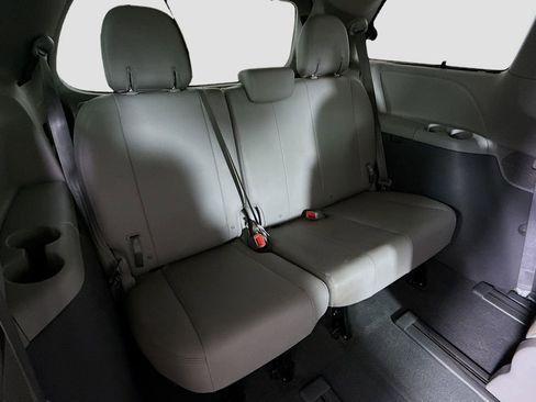 Used 2020 Toyota Sienna XLE image 29