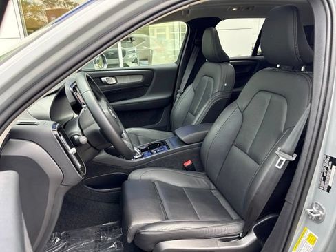 Used 2025 Volvo XC40 B5 Plus AWD/4WD image 18