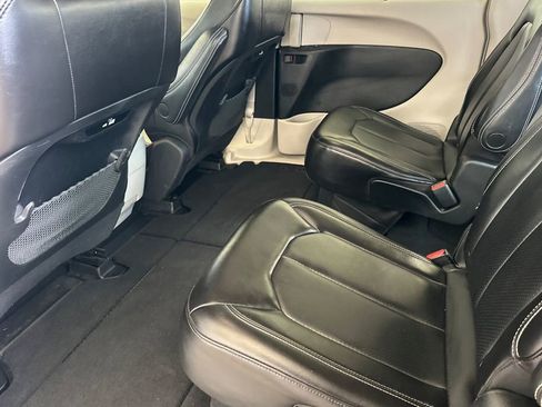 Used 2023 Chrysler Pacifica Touring-L FWD image 12
