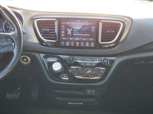 Used 2020 Chrysler Pacifica Touring-L AWD/4WD image 31