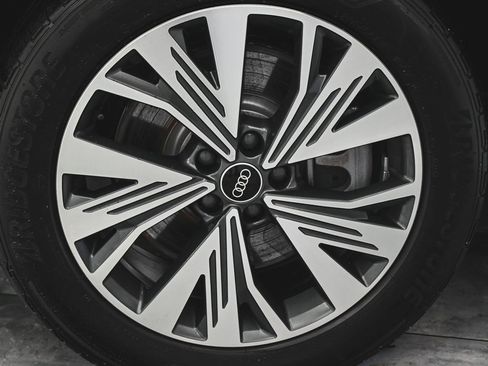 Used 2023 Audi Q4 e-tron Premium Plus w/ Premium Plus image 7