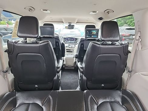 Used 2022 Chrysler Pacifica Touring-L w/ Uconnect Theater Family Group FWD image 45