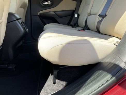 Used 2016 Jeep Cherokee Latitude FWD image 16