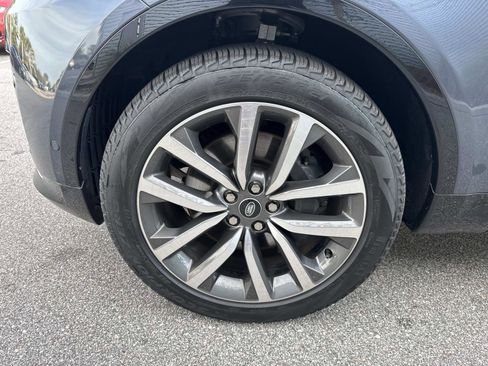 Used 2024 Land Rover Discovery Dynamic SE image 10