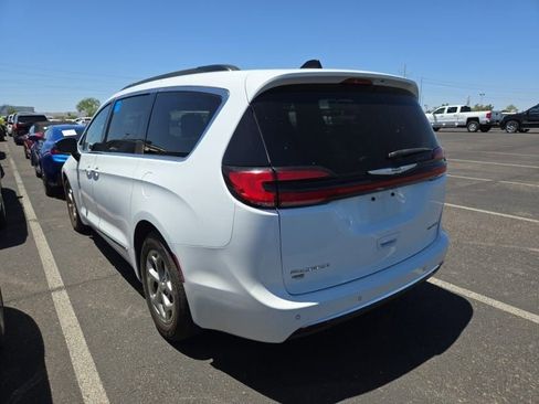 Used 2023 Chrysler Pacifica Limited FWD image 2