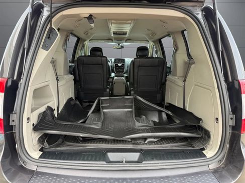 Used 2016 Chrysler Town & Country Touring-L w/ Driver Convenience Group FWD image 9