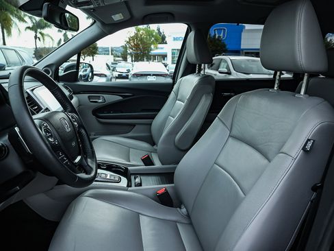 Certified 2017 Honda Pilot Touring image 23