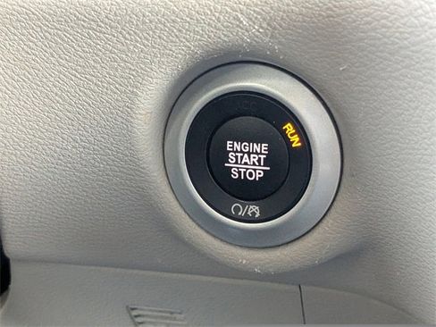 Certified 2024 Chrysler Pacifica Touring-L image 28