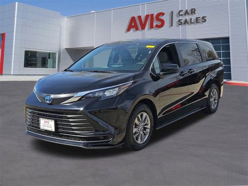 Used 2025 Toyota Sienna LE image 1