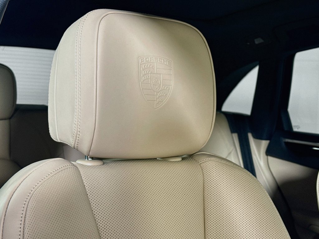 Certified 2023 Porsche Macan AWD/4WD image 25