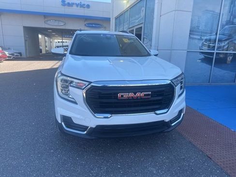 Used 2022 GMC Terrain SLE w/ Driver Convenience Package image 3
