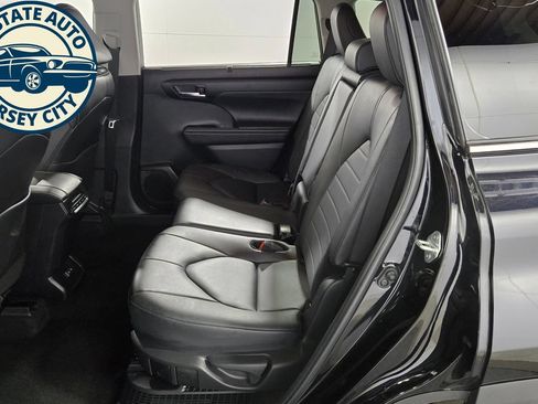 Used 2024 Toyota Highlander XLE AWD/4WD image 29