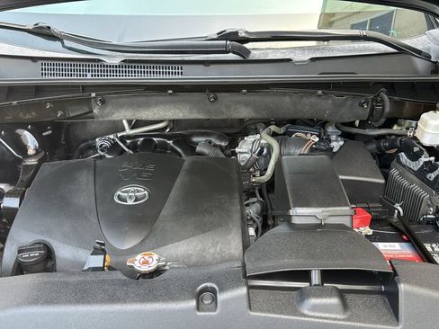 Used 2019 Toyota Highlander XLE AWD/4WD image 25