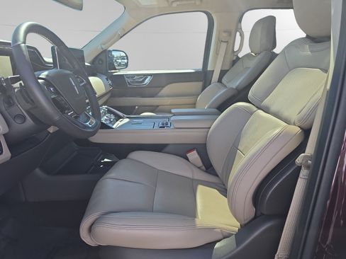 Used 2024 Lincoln Navigator Premiere AWD/4WD image 9