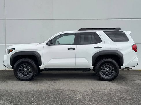 Certified 2025 Toyota 4Runner SR5 AWD/4WD image 4