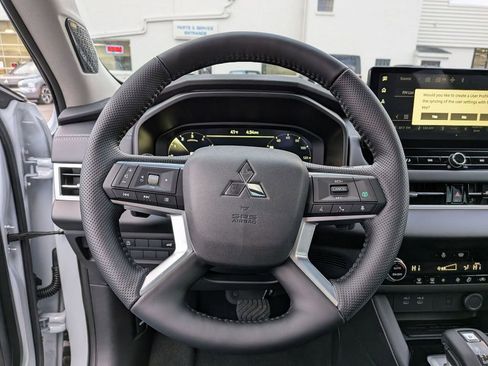 New 2026 Mitsubishi Outlander SE image 17