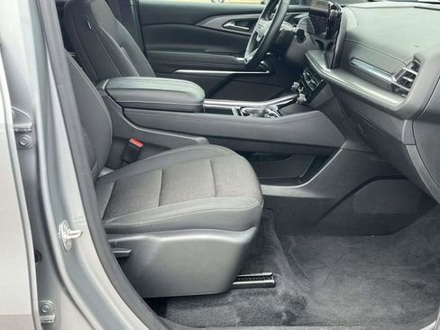 Used 2024 Chevrolet Traverse LT image 25