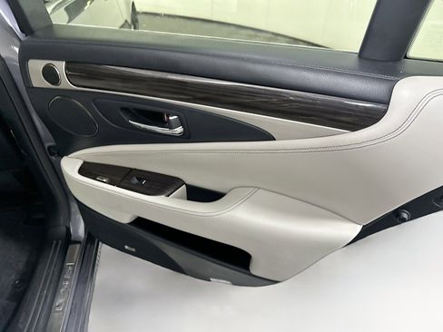 Used 2013 Lexus LS 460 w/ Comfort Pkg RWD image 30