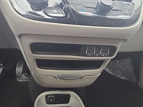 Used 2023 Chrysler Pacifica Touring-L FWD image 20