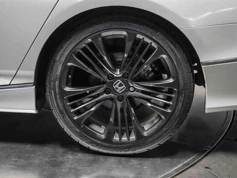 Used 2018 Honda Accord Touring image 10