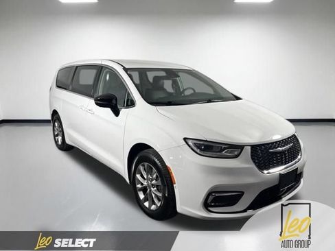Used 2024 Chrysler Pacifica Touring-L AWD/4WD image 4