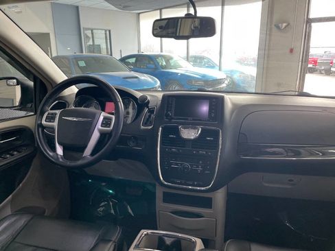 Used 2014 Chrysler Town & Country Touring image 29