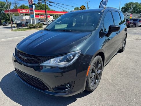 Used 2020 Chrysler Pacifica Touring-L Plus w/ Advanced Safetytec Group FWD image 3