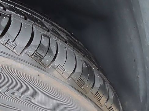 Used 2019 Jeep Cherokee Latitude Plus FWD image 12