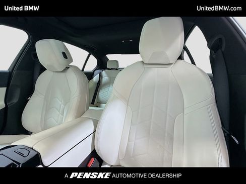 Used 2024 BMW 530i w/ Convenience Package RWD image 5