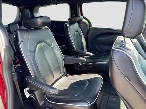 Used 2025 Chrysler Pacifica Limited FWD image 25