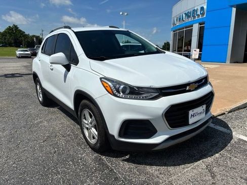 Used 2021 Chevrolet Trax LT w/ LT Convenience Package FWD image 2