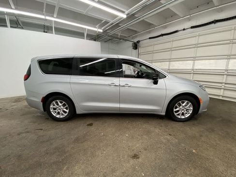 Used 2024 Chrysler Pacifica Touring-L FWD image 7