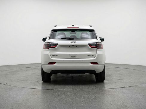 Used 2025 Jeep Compass Latitude image 7