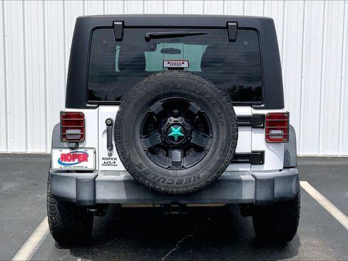 Used 2017 Jeep Wrangler Unlimited Sport w/ Connectivity Group AWD/4WD image 4
