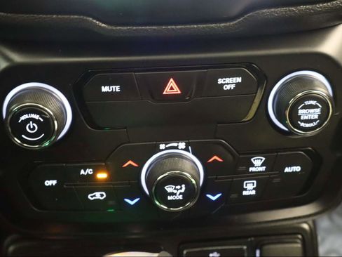 Used 2020 Jeep Renegade Altitude w/ UConnect 8.4 Nav Group image 11