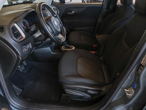 Used 2017 Jeep Renegade Latitude FWD image 9