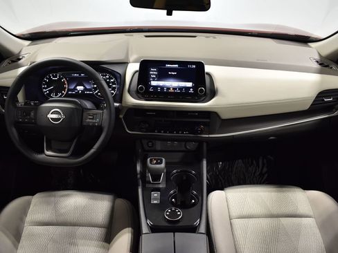 Used 2025 Nissan Rogue SV image 15