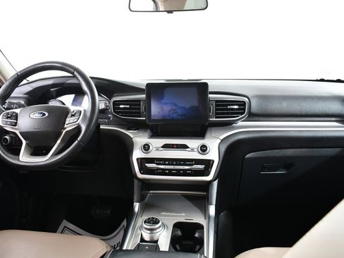 Used 2022 Ford Explorer XLT w/ Equipment Group 202A image 7